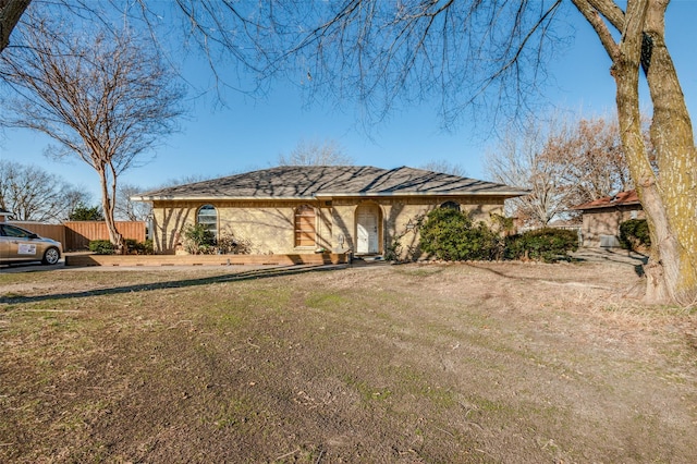 single story home with a front yard