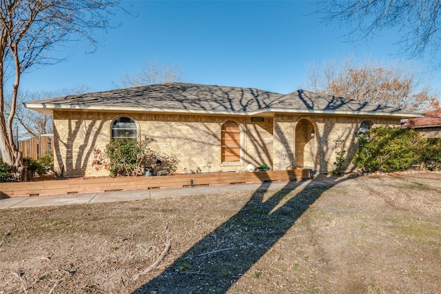 single story home with a front yard