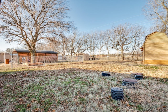 view of yard featuring a shed