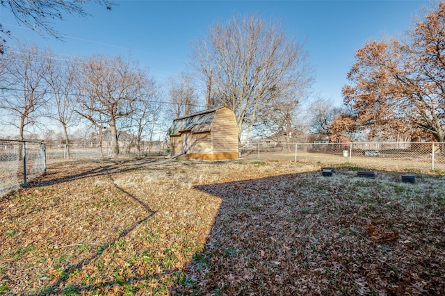 view of yard with a shed