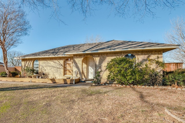 view of front of property with a front yard