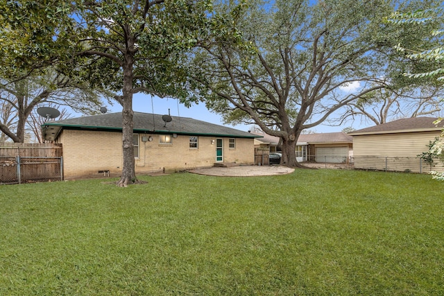 view of yard featuring a patio area