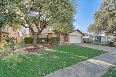 view of front of property featuring a front yard and a garage