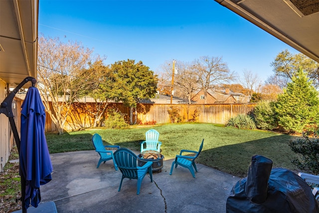 view of patio with a fire pit