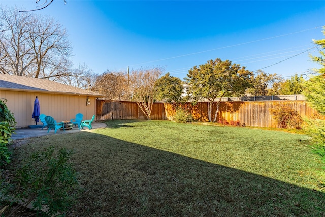 view of yard featuring a patio area