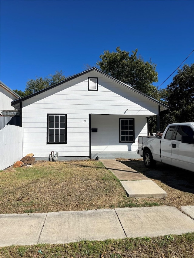 view of front of house featuring a front yard