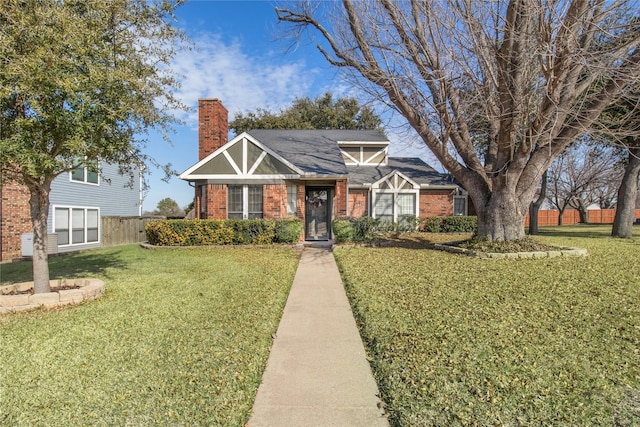 view of front of property featuring a front lawn