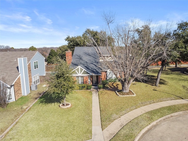 view of front facade featuring a front yard