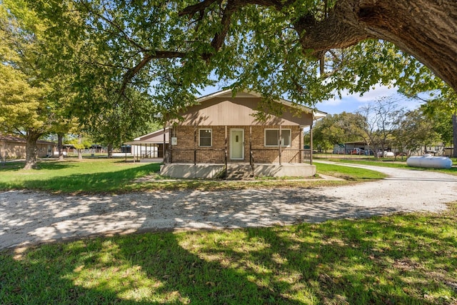 view of front of home featuring a front lawn