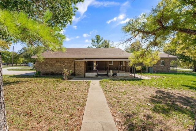 view of front facade with a porch and a front lawn