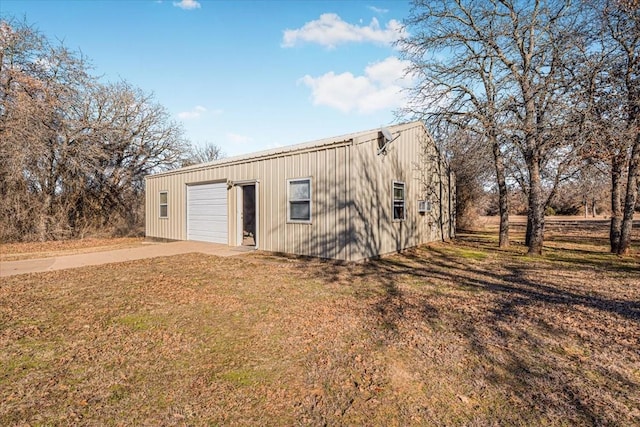 view of outdoor structure featuring a garage and a yard