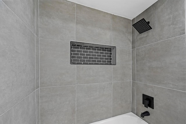 bathroom featuring tiled shower / bath