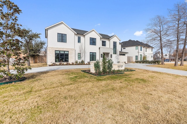 view of front of property with a front yard