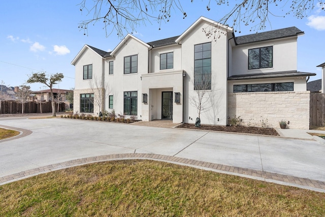 view of front of house featuring a front yard