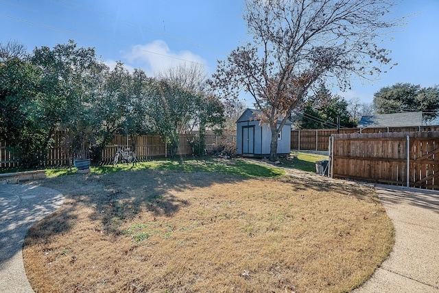 view of yard featuring a storage shed