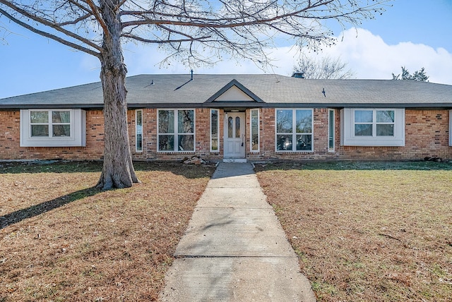 single story home featuring a front lawn