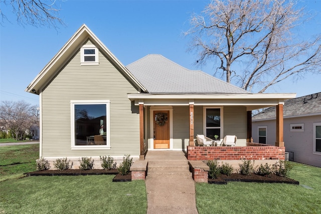 view of front facade featuring a front lawn and covered porch