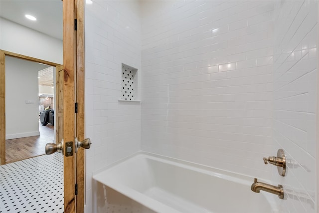 bathroom with tiled shower / bath combo