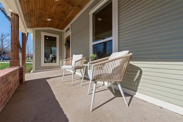 view of front of house featuring a front lawn