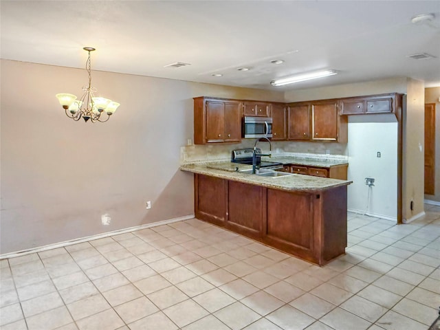 kitchen featuring sink, a chandelier, hanging light fixtures, kitchen peninsula, and stainless steel appliances