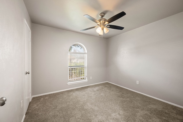 carpeted empty room featuring ceiling fan