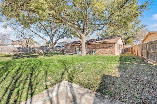 view of yard featuring a patio area