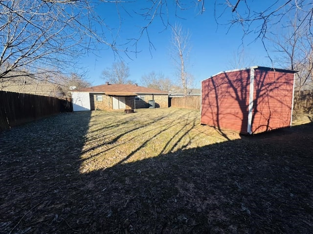 view of yard featuring a storage unit