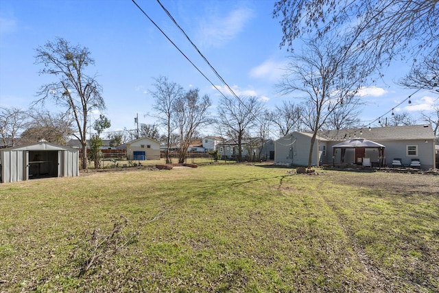 view of yard featuring an outdoor structure