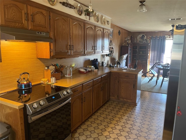 kitchen with kitchen peninsula and stainless steel range with electric stovetop