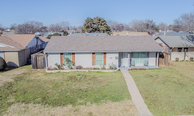 ranch-style home featuring a front lawn