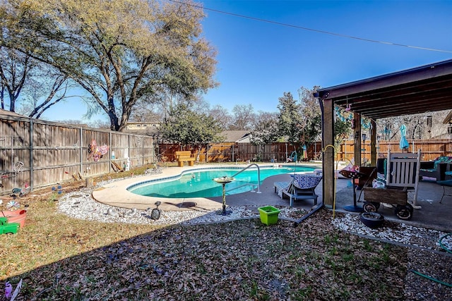 view of swimming pool