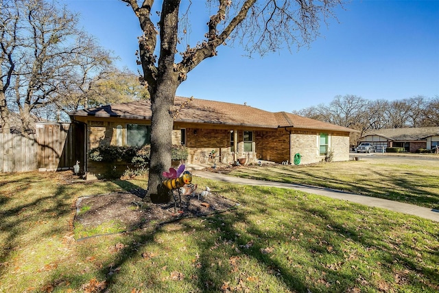 ranch-style house featuring a front yard