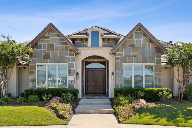 view of front of property with a front lawn