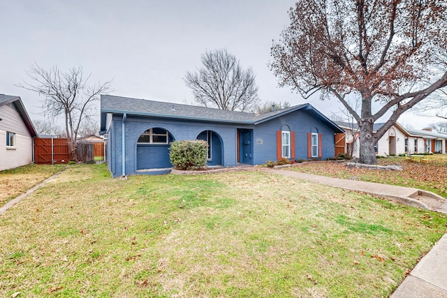 ranch-style house featuring a front yard