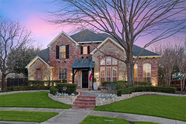 view of front facade featuring a lawn