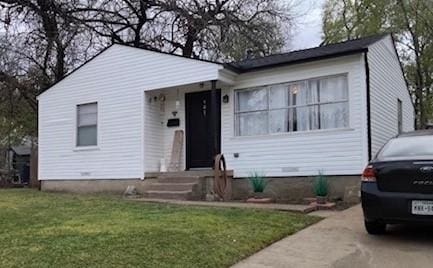 view of front of house with a front yard