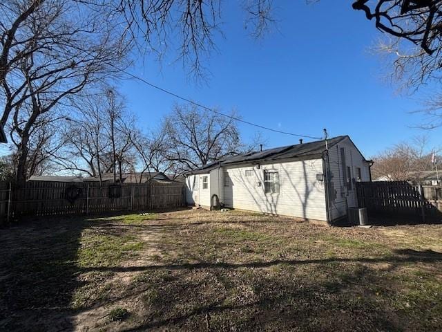 back of house featuring a lawn