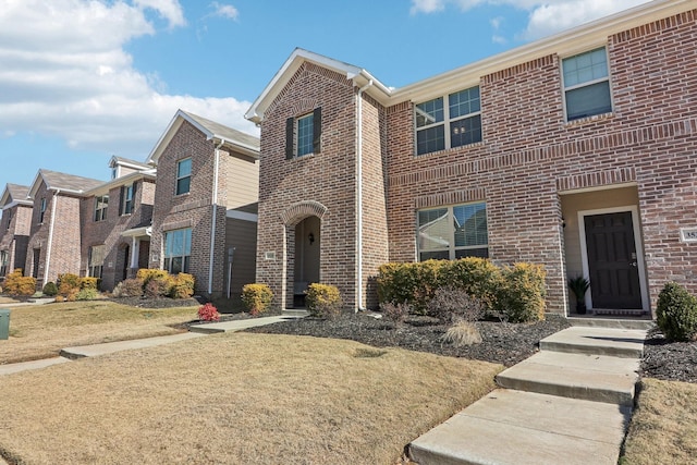 view of front of house featuring a front lawn