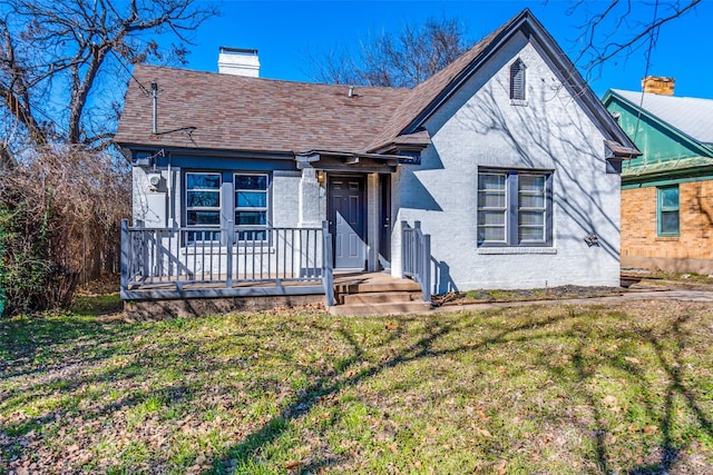 view of front of property featuring a front lawn