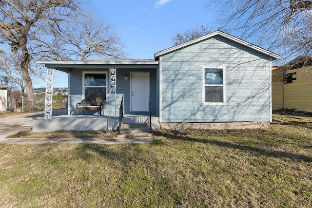 view of front facade featuring a front lawn and a porch