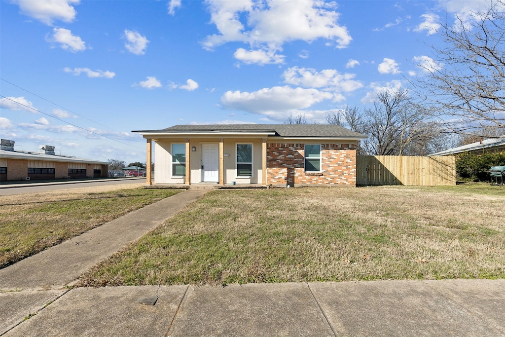 ranch-style home with a front yard