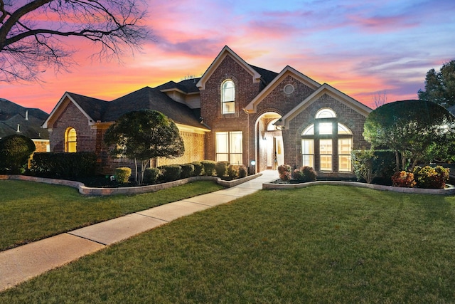 view of front of house featuring a yard