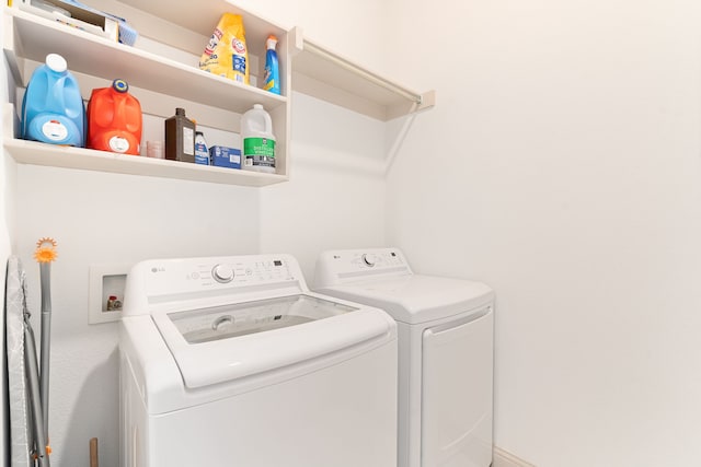 washroom featuring washing machine and clothes dryer