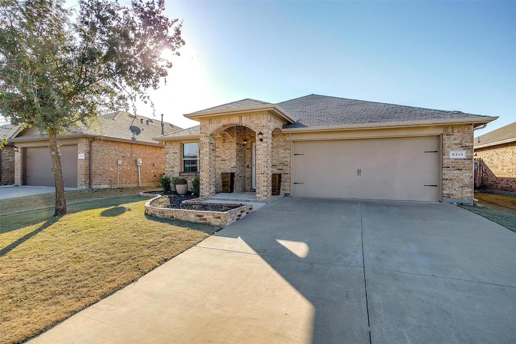 view of front of property featuring a front lawn