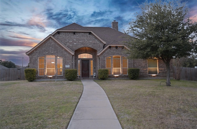 view of front of house featuring a yard