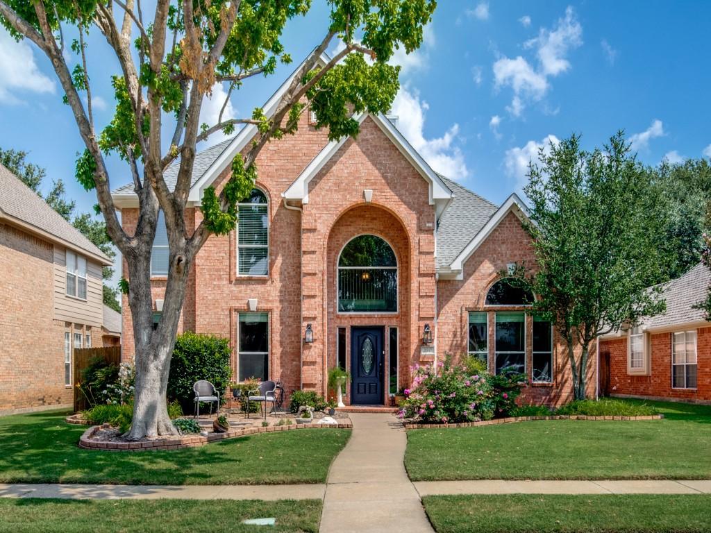 front facade with a front yard