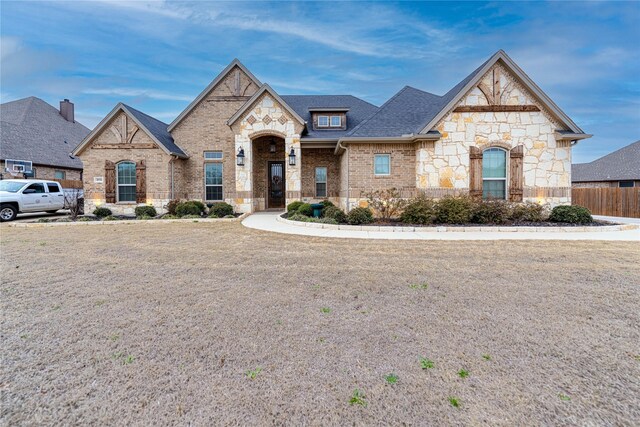 view of front of property featuring a front lawn