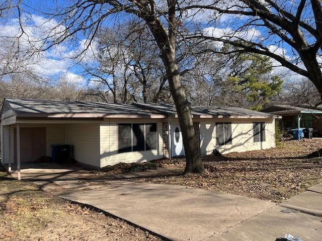 ranch-style home featuring a garage