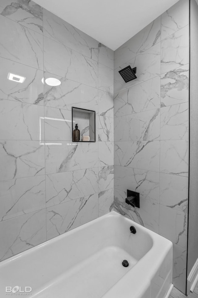 bathroom with tiled shower / bath combo