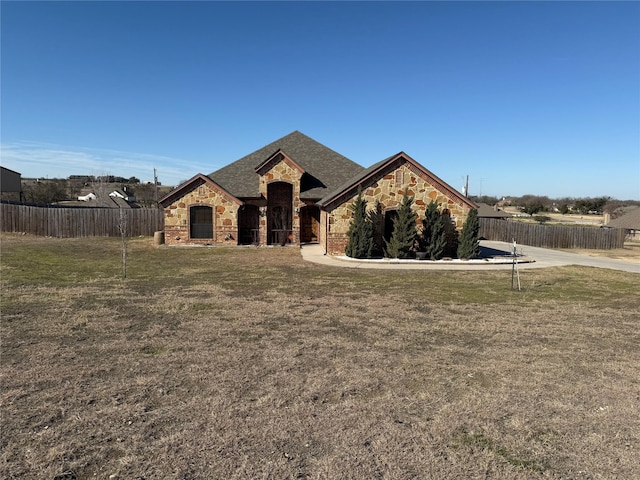 view of front facade featuring a front lawn